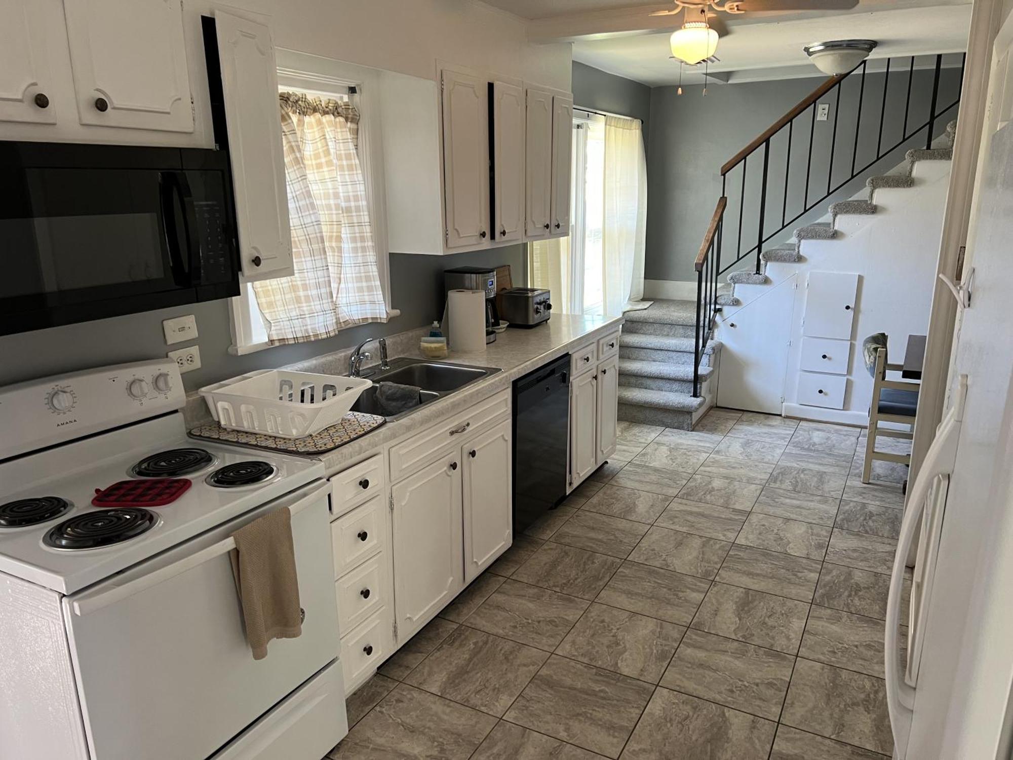 Tri-level - 5 Bedroom 2 Ba - Extended Stays, Wi-fi Holiday home Norfolk