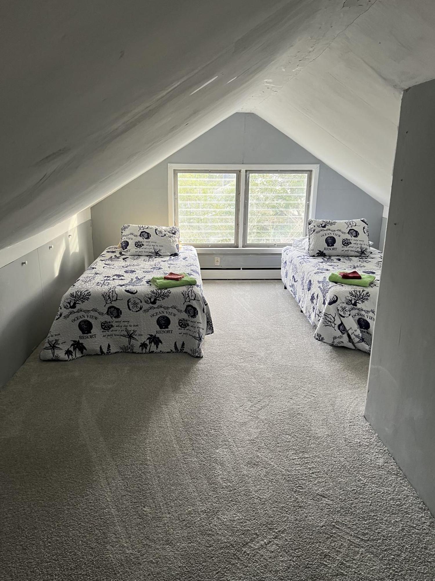 Holiday home Tri-level - 5 Bedroom 2 Ba - Extended Stays, Wi-fi Norfolk