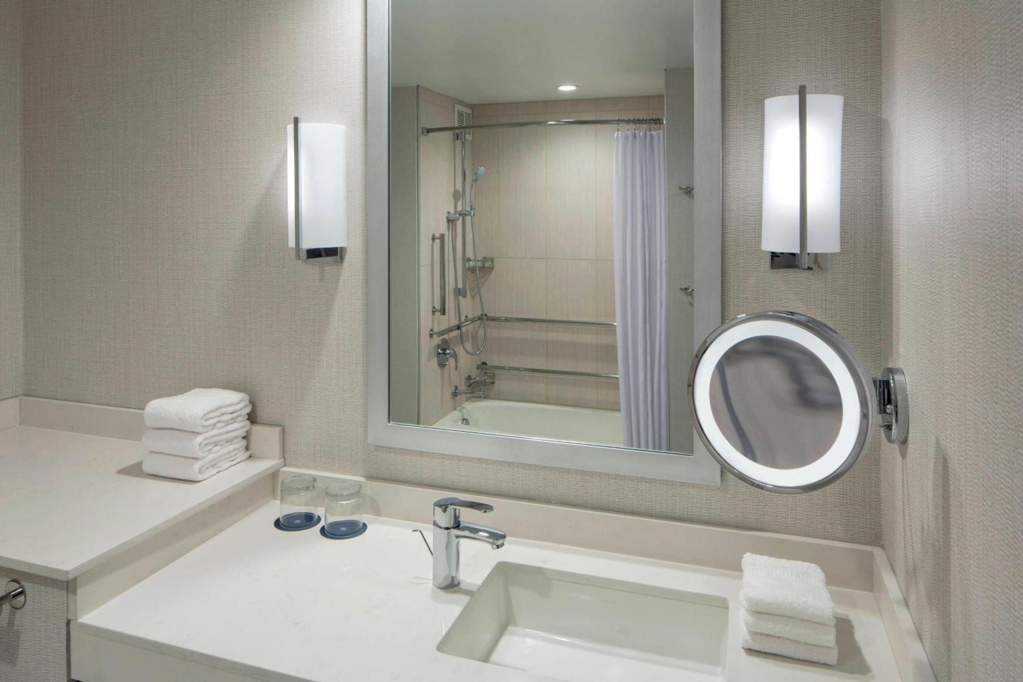 Sheraton Waterside 4*