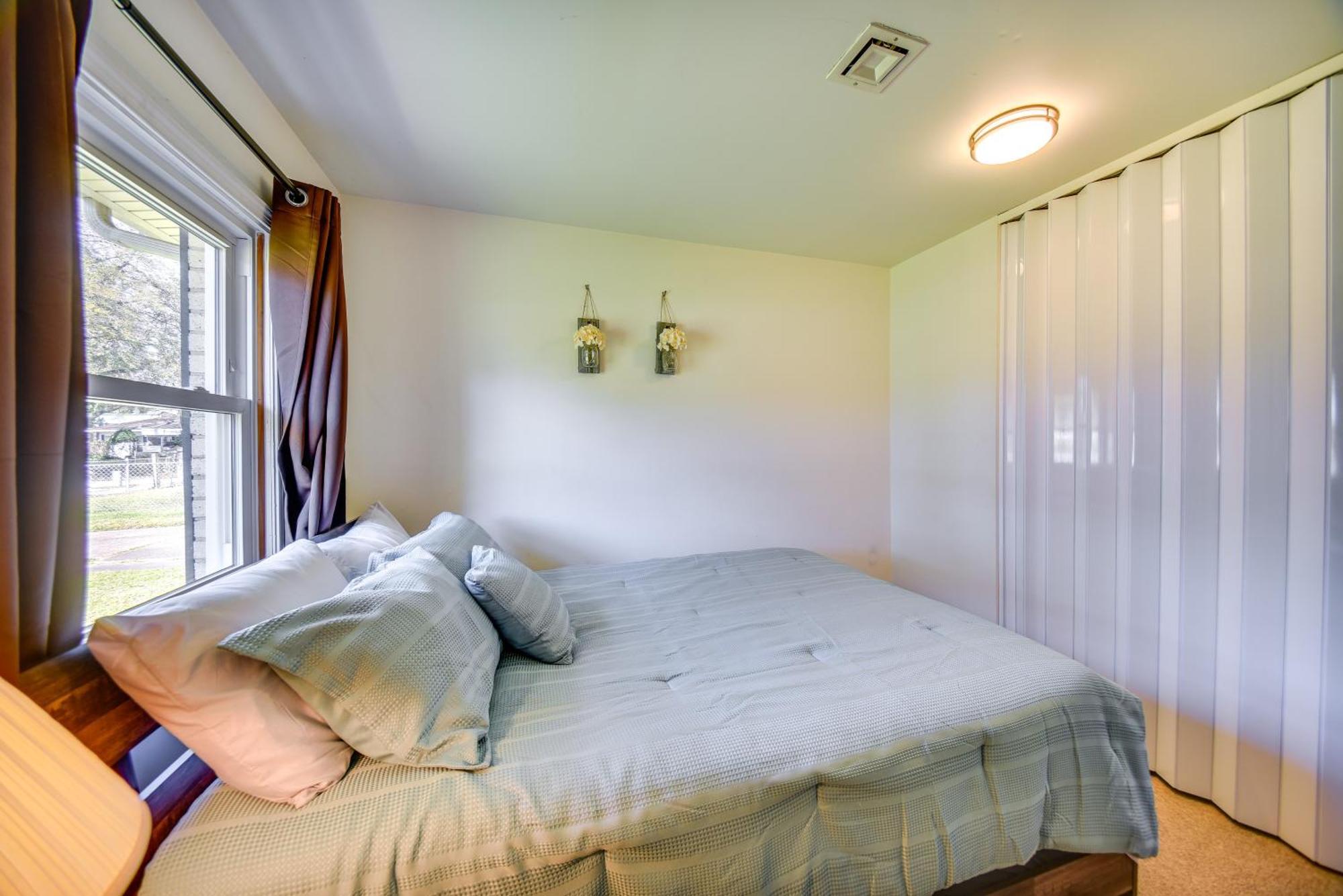 Vacation Patio, 3 Mi To Beaches! Holiday home