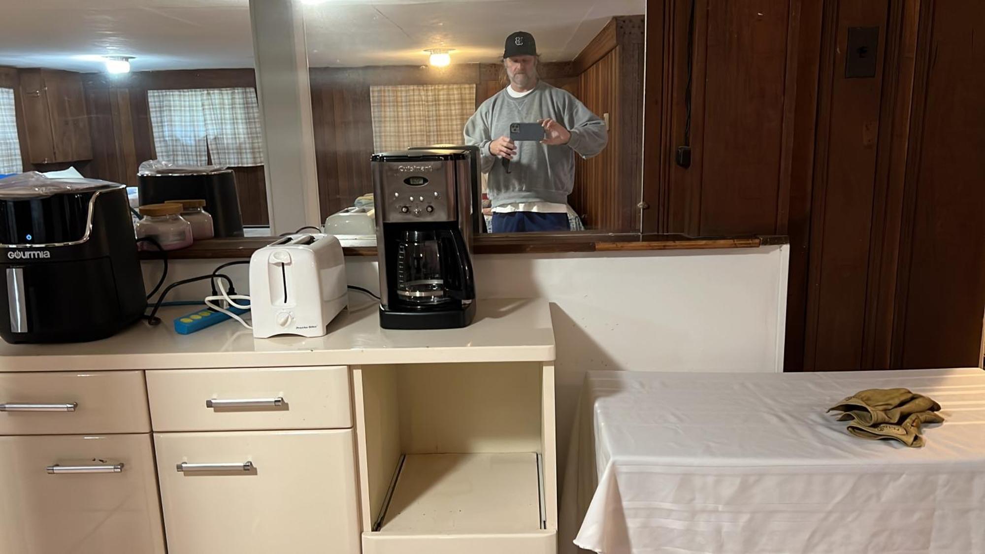 Holiday home Tri-level - 5 Bedroom 2 Ba - Extended Stays, Wi-fi *