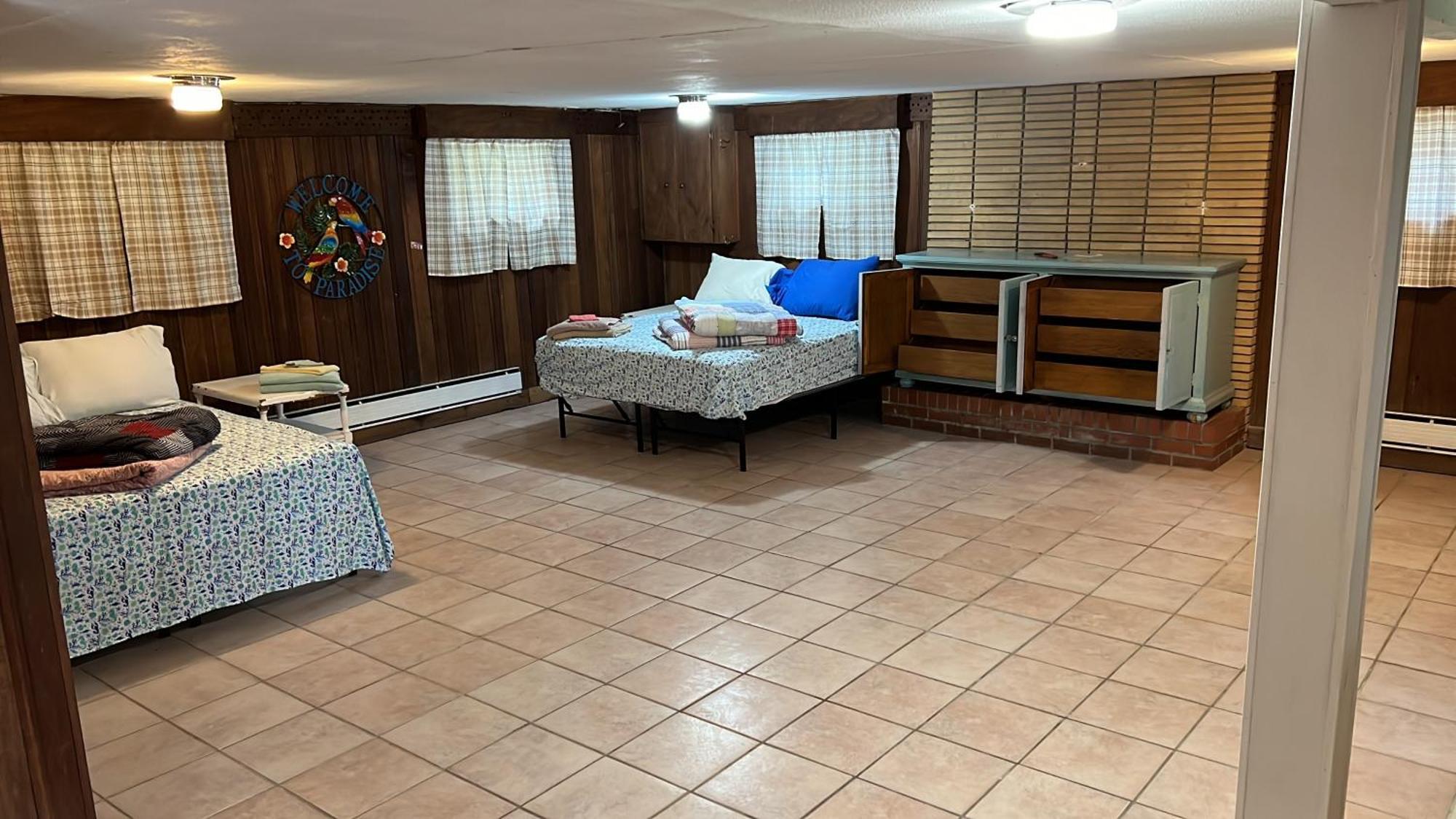 Tri-level - 5 Bedroom 2 Ba - Extended Stays, Wi-fi