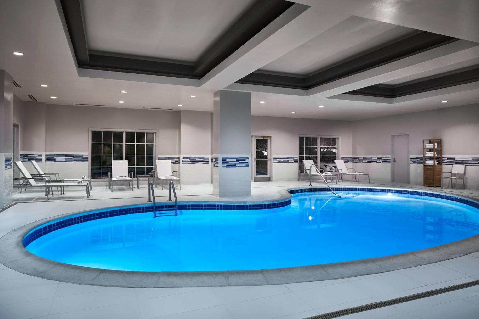 Hotel Delta By Marriott Airport