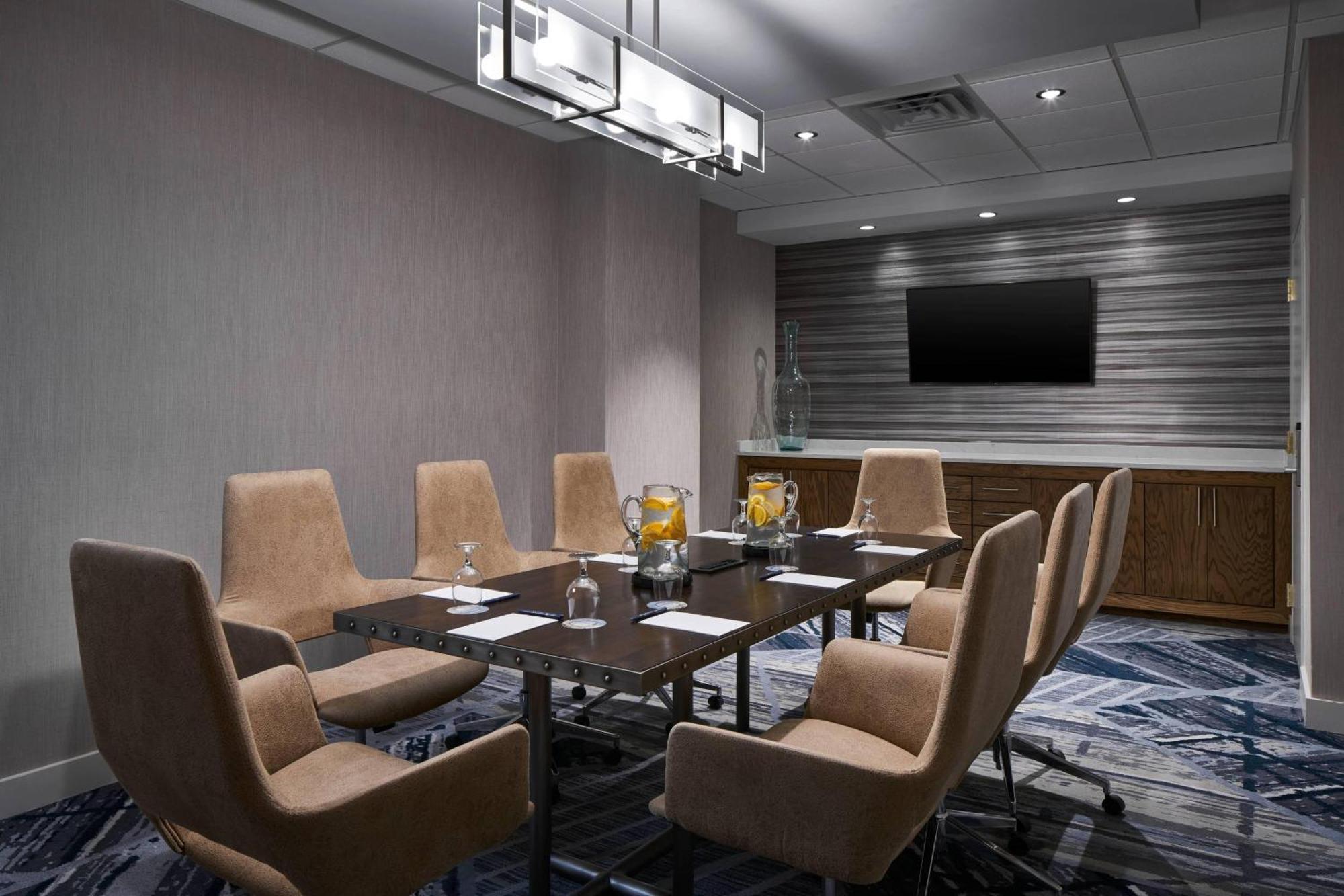 Hotel Delta By Marriott Airport 4*