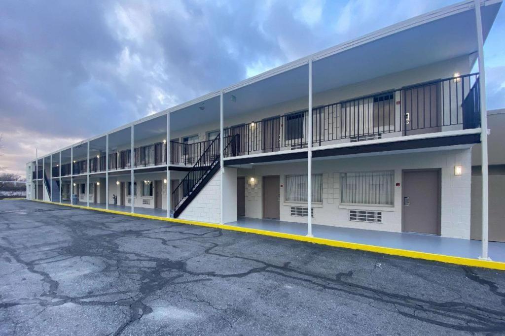 Econo Airport Hotel