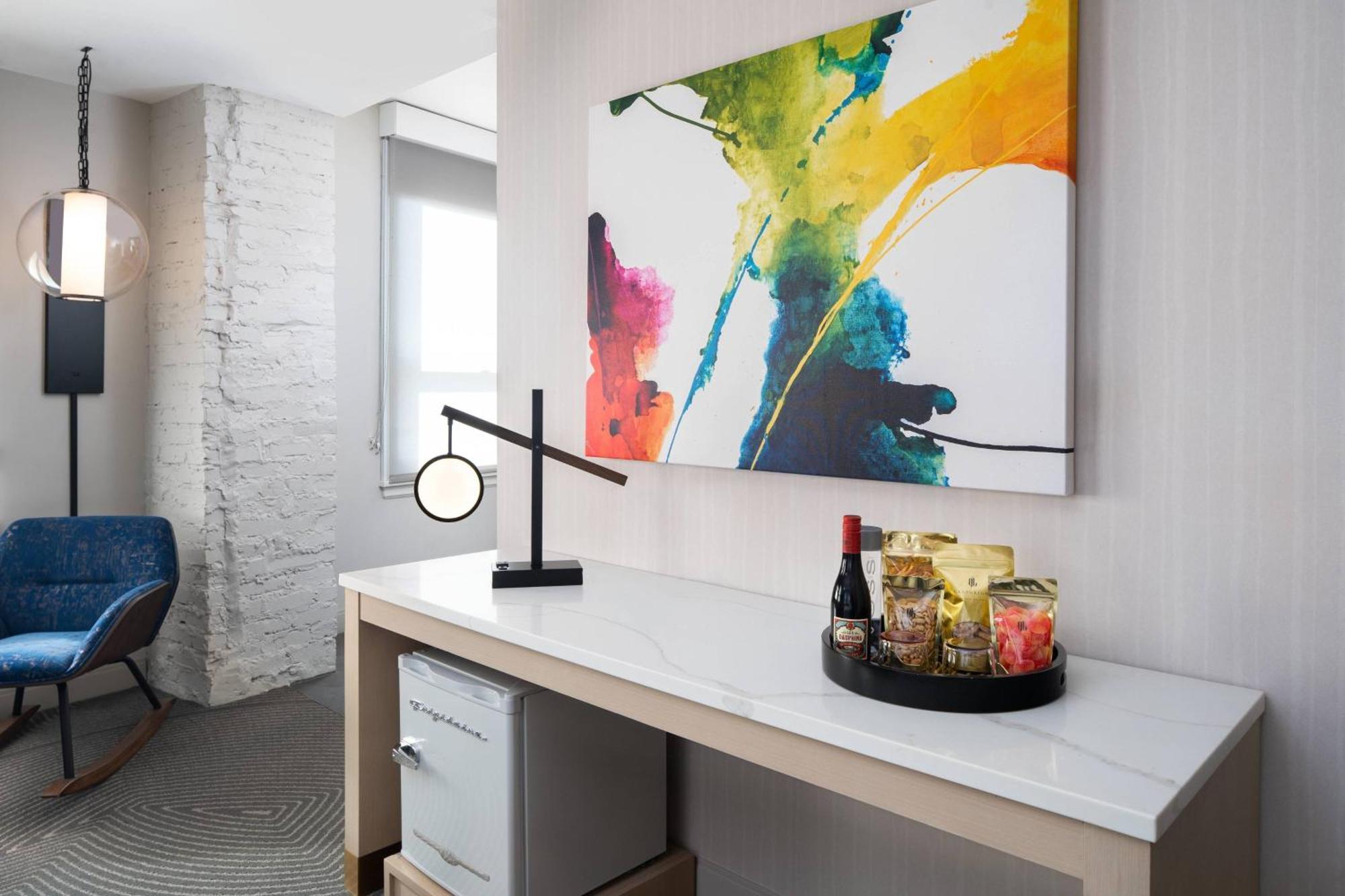 Glass Light & Gallery, Autograph Collection 4*
