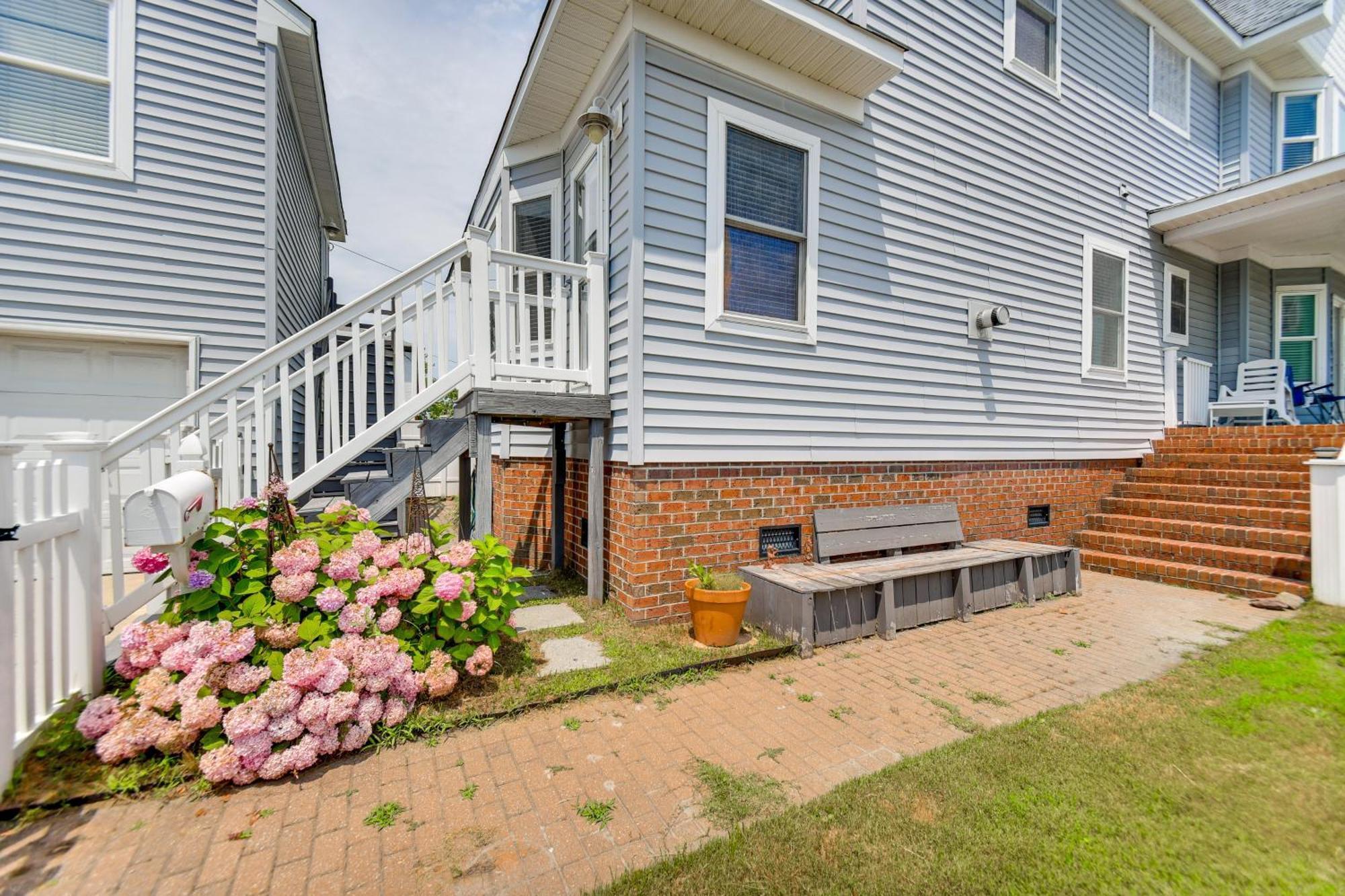 Inviting Family Retreat 1 Block To Beach! Norfolk