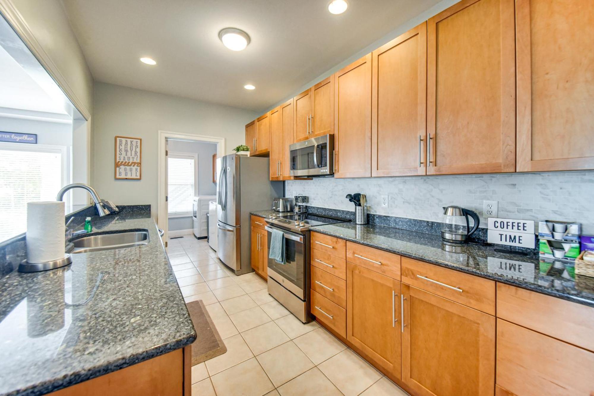 Casa de férias Inviting Family Retreat 1 Block To Beach!