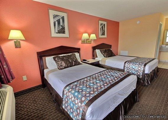 Lodge Econo At Military Circle