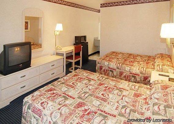 Hotel Econo Airport 2*