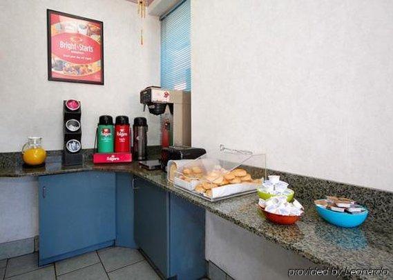 Econo Airport Hotel 2*