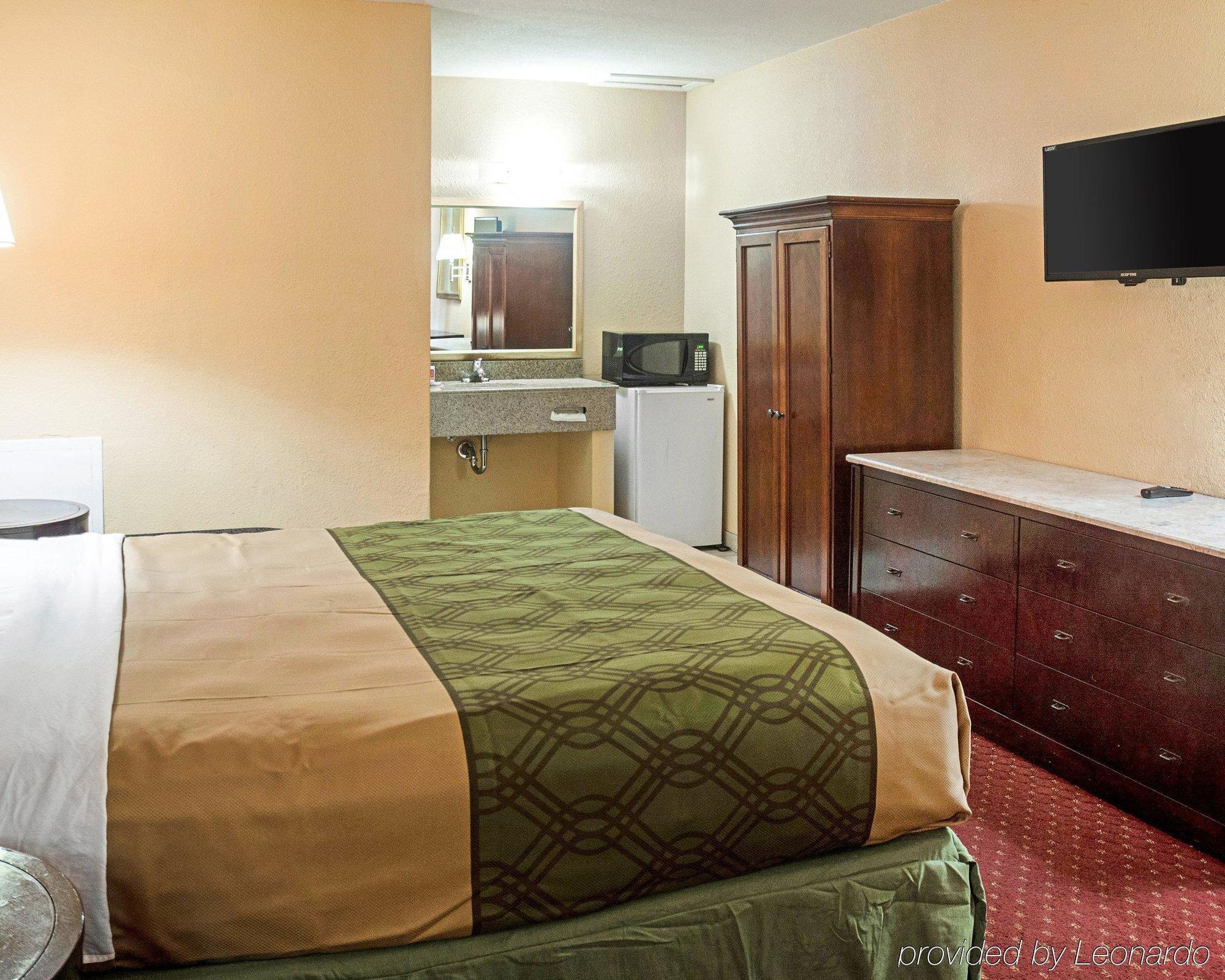 Lodge Econo At Military Circle