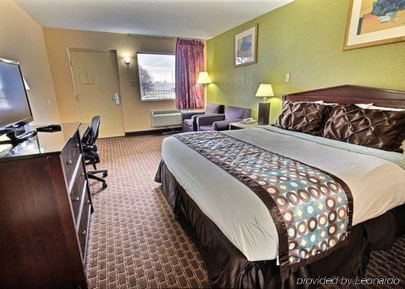 Lodge Econo At Military Circle