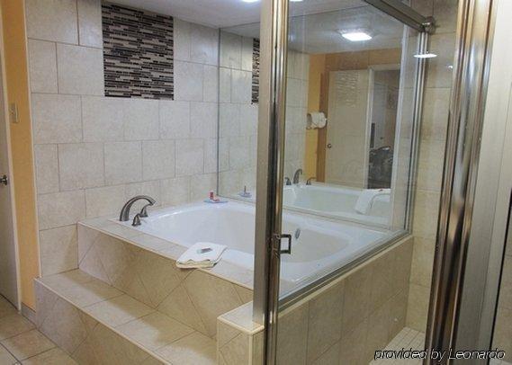 Lodge Econo At Military Circle *