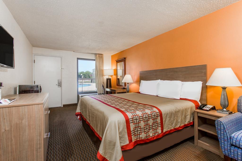 Days By Wyndham Airport Motel