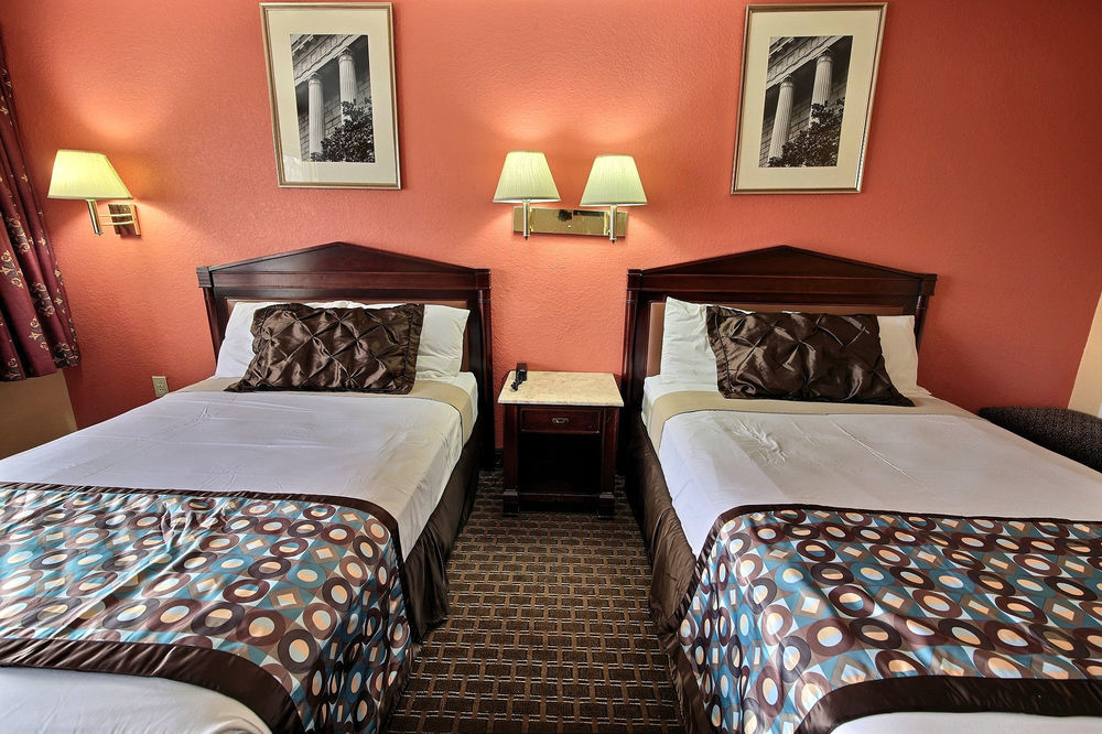 Lodge Econo At Military Circle *