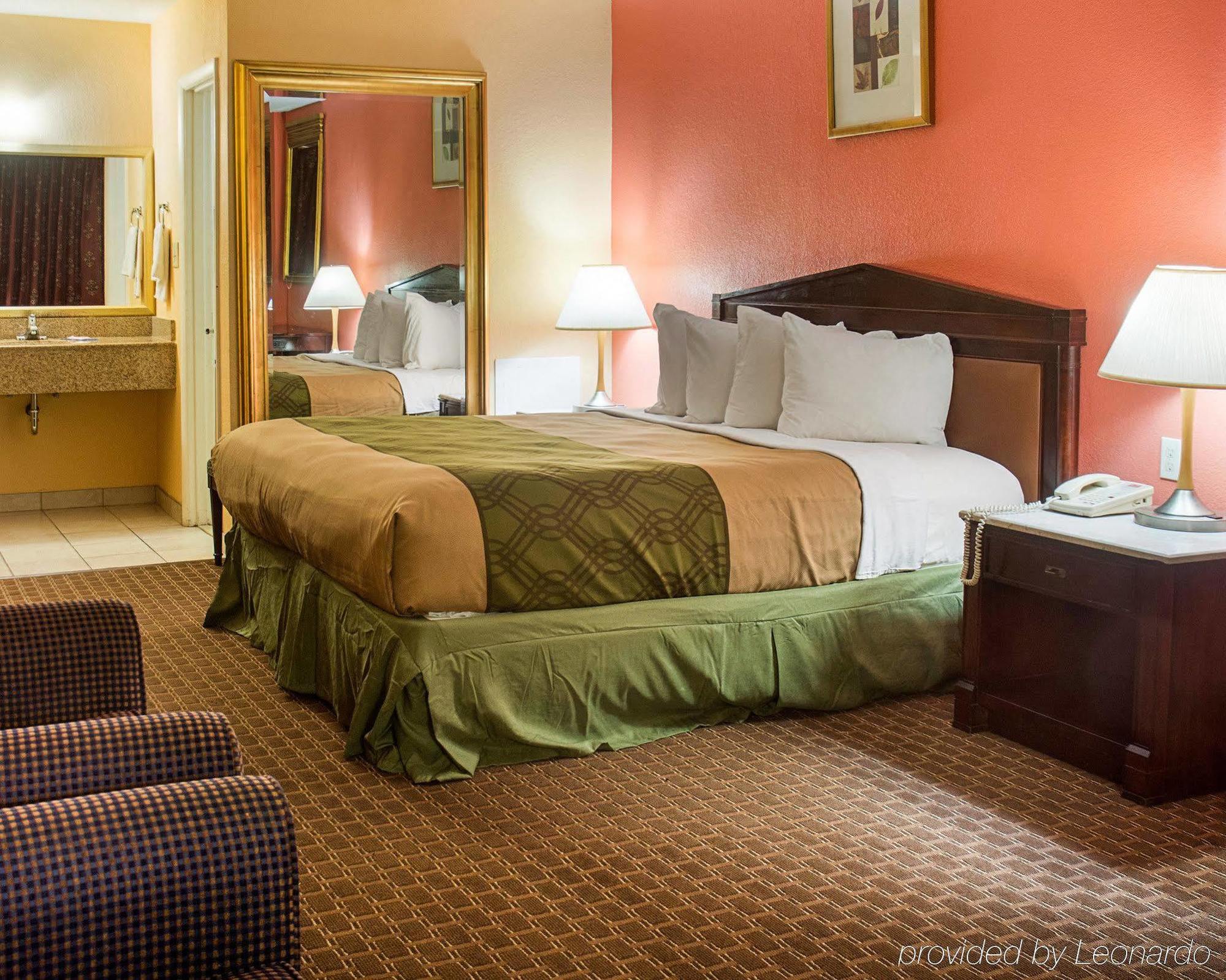 Econo At Military Circle Lodge