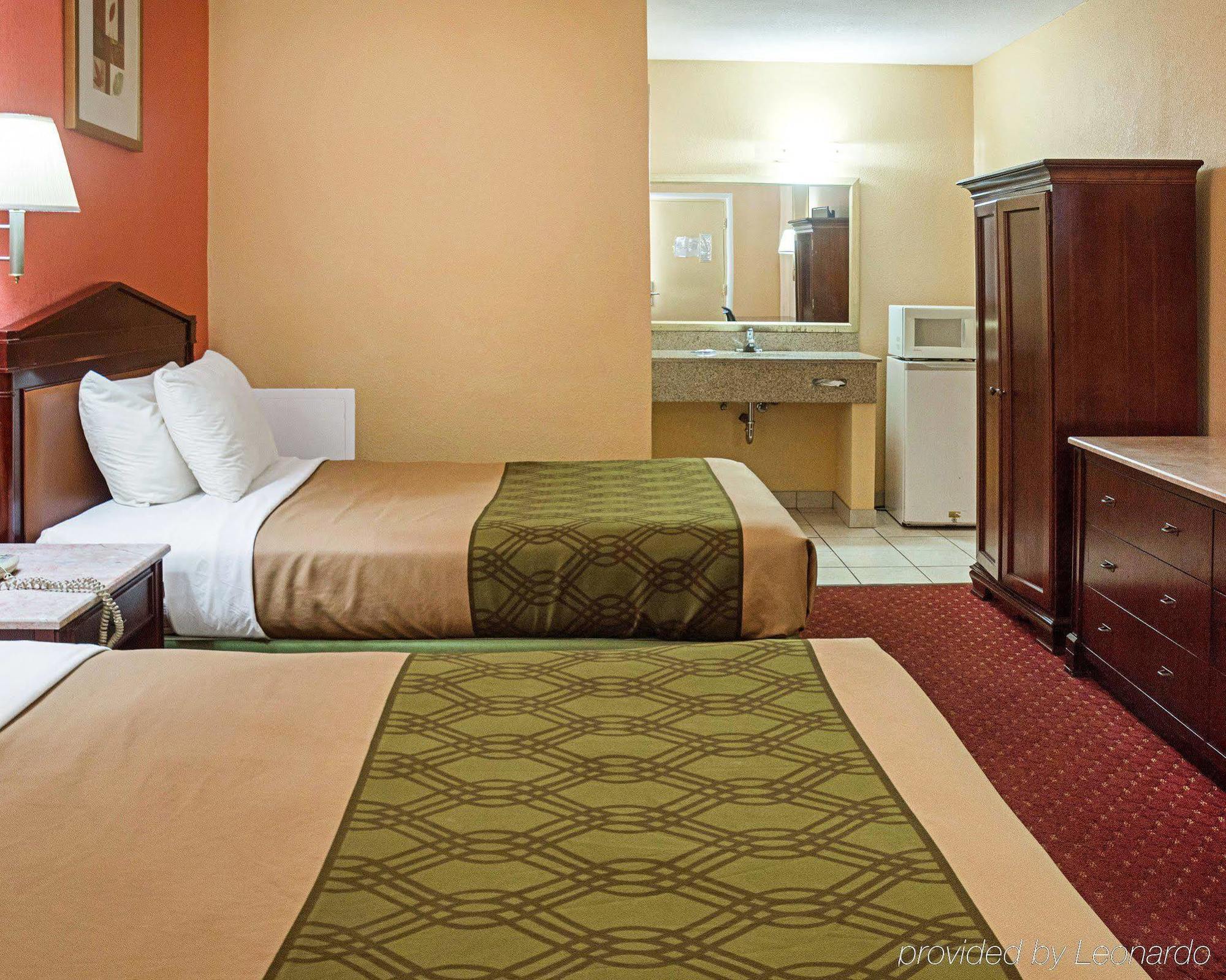 Lodge Econo At Military Circle