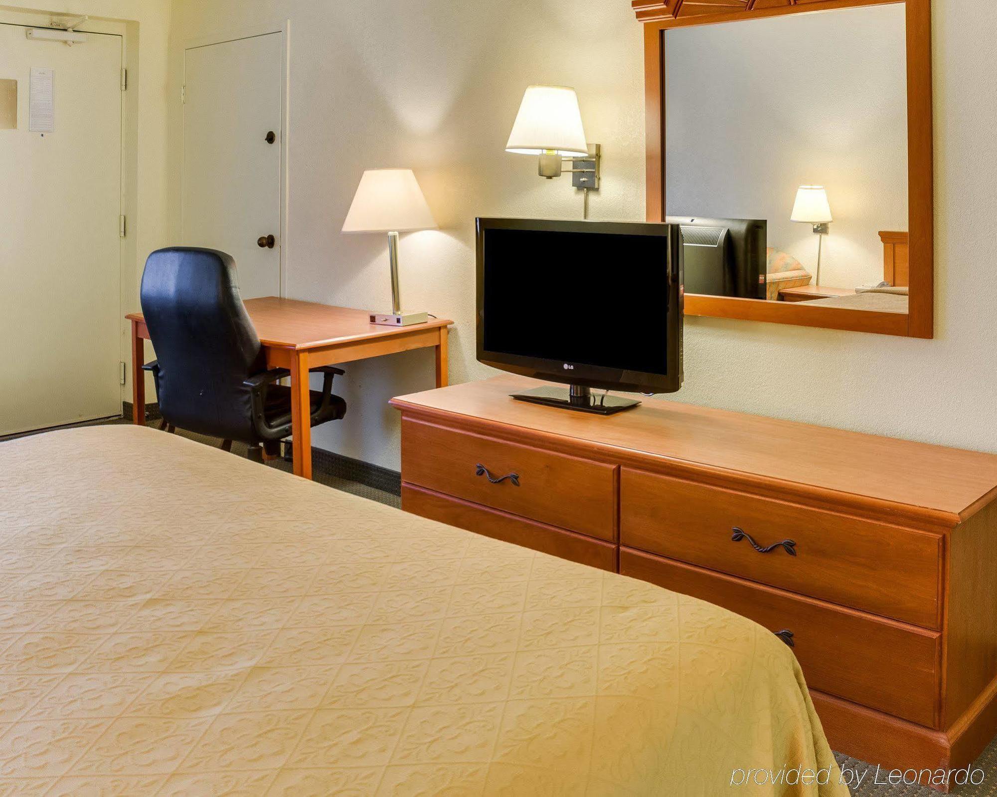 Hotel Econo Naval Station