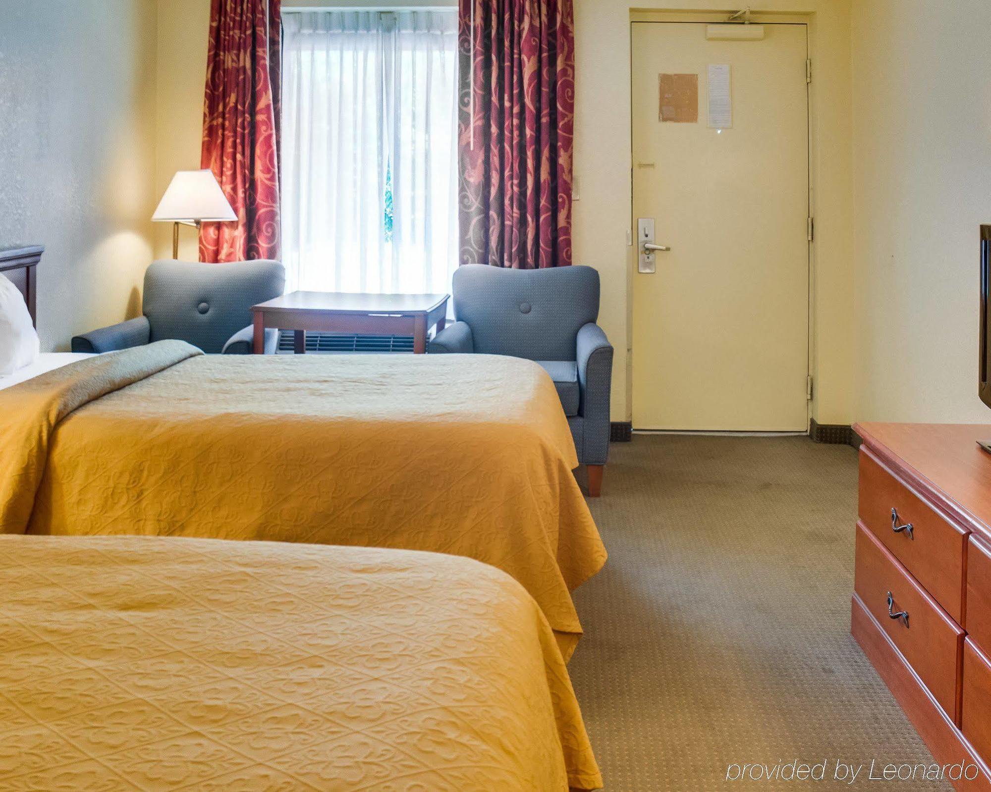 Hotel Econo Naval Station 2*