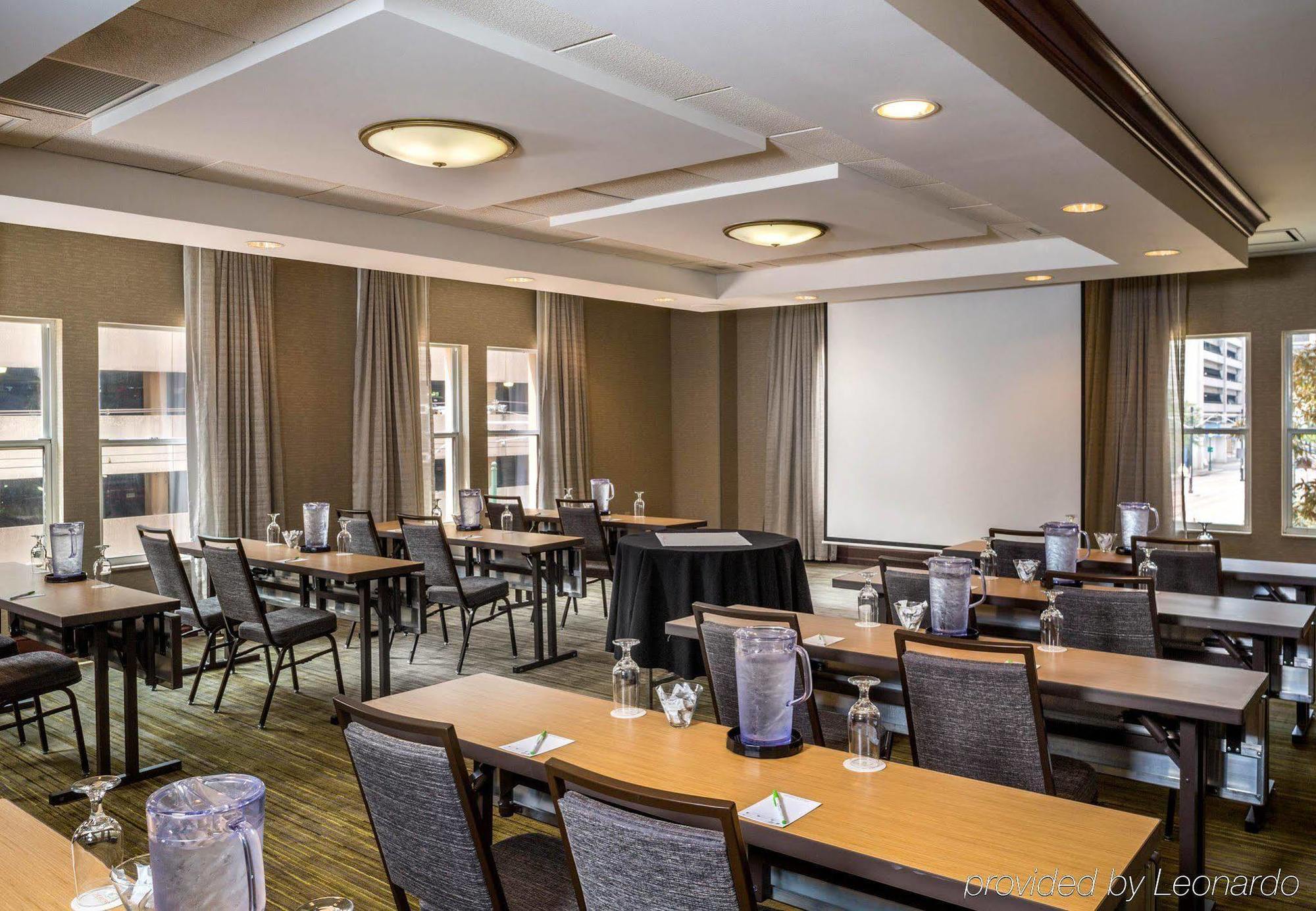 Courtyard By Marriott Downtown Hotel