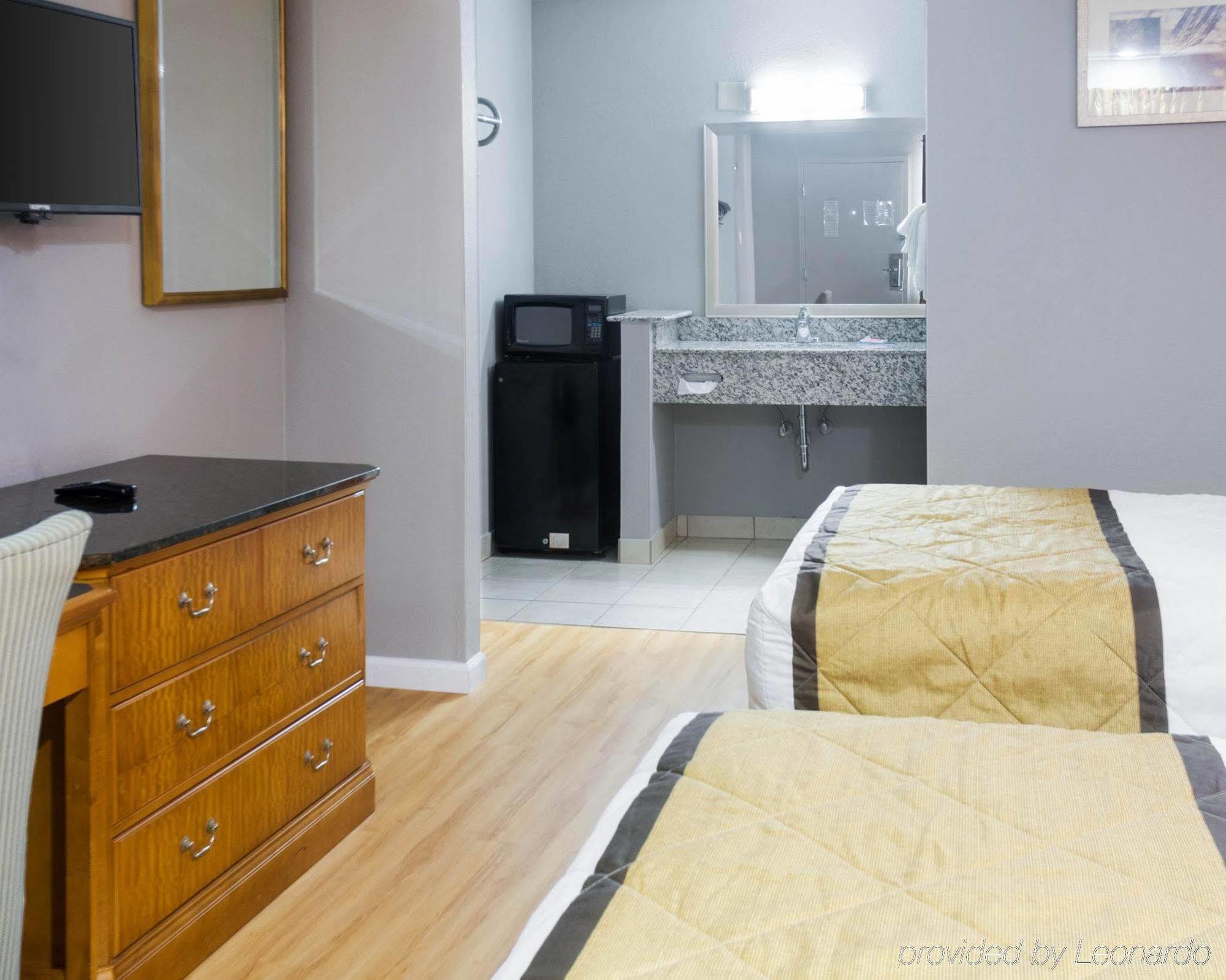 Econo Airport Hotel 2*