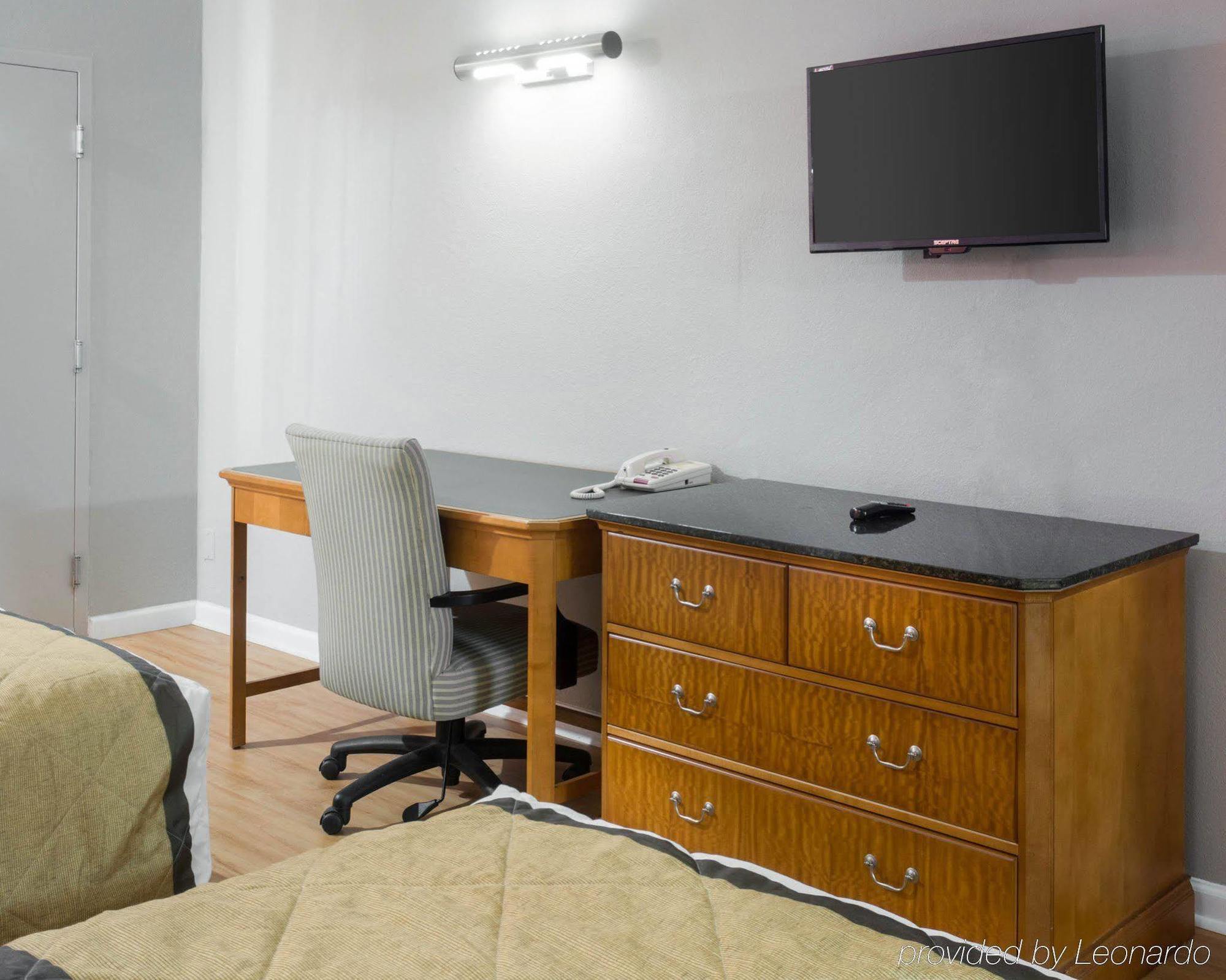 Hotel Econo Airport 2*