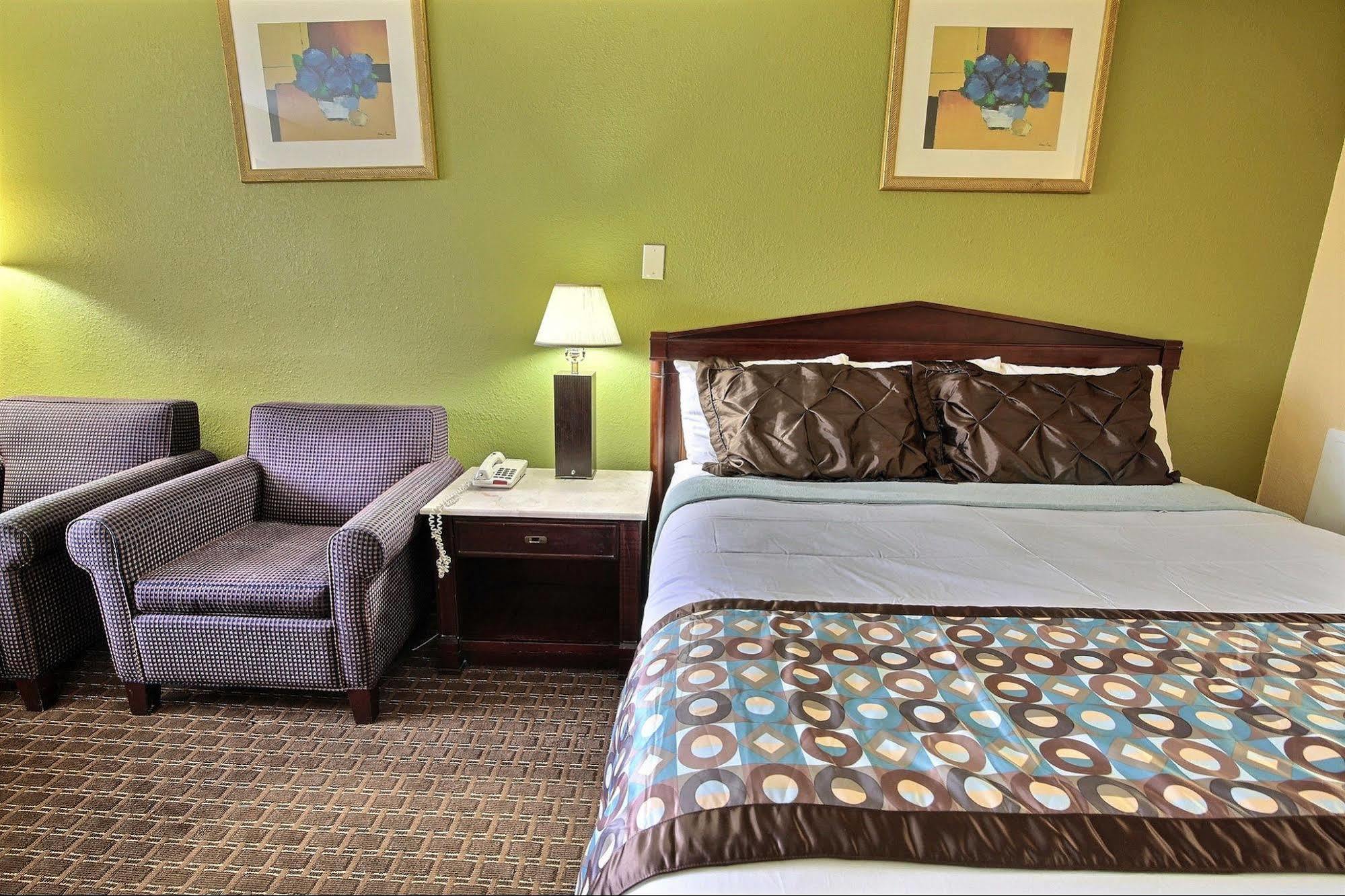 Econo At Military Circle Lodge *