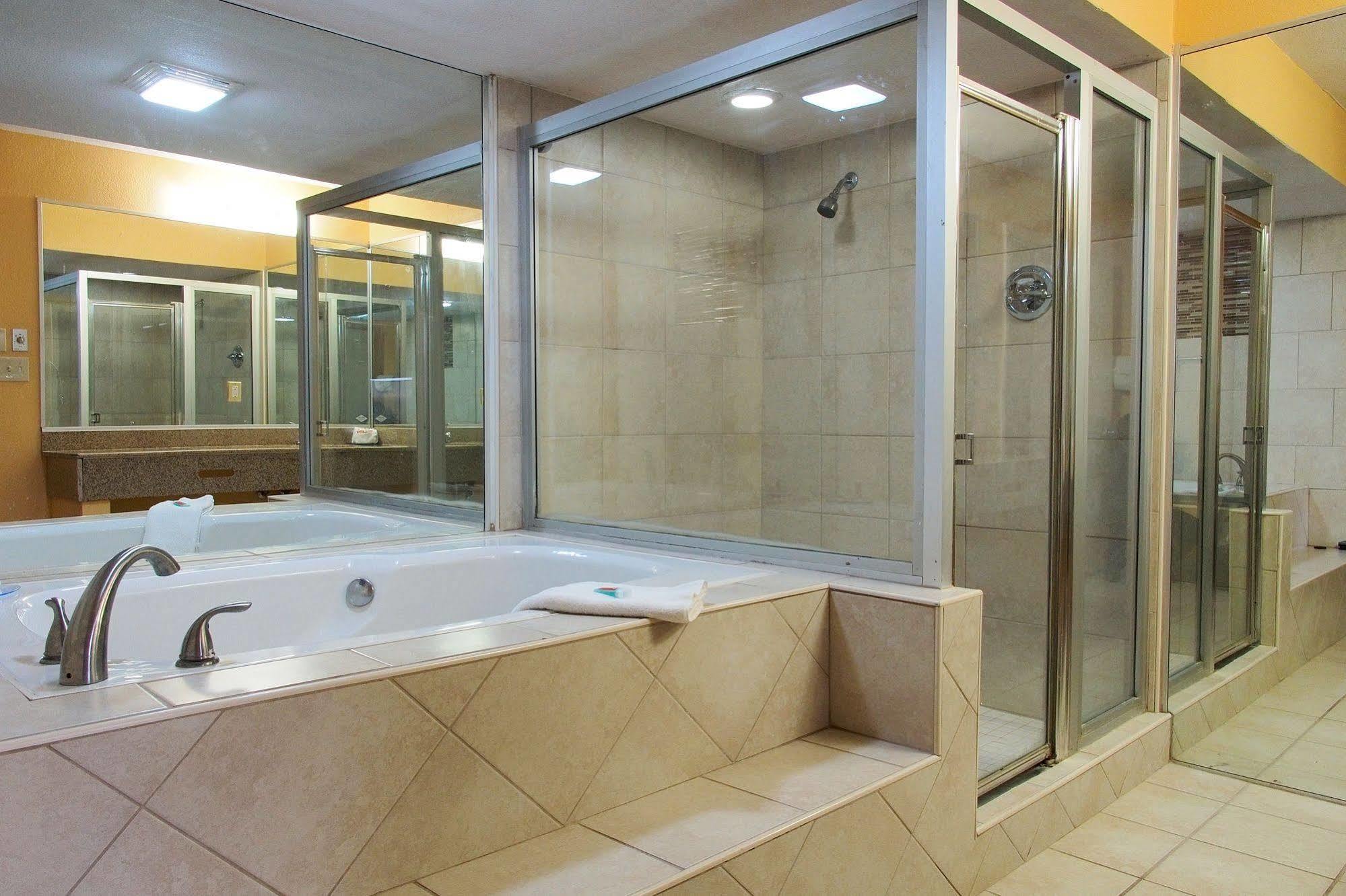 Lodge Econo At Military Circle *