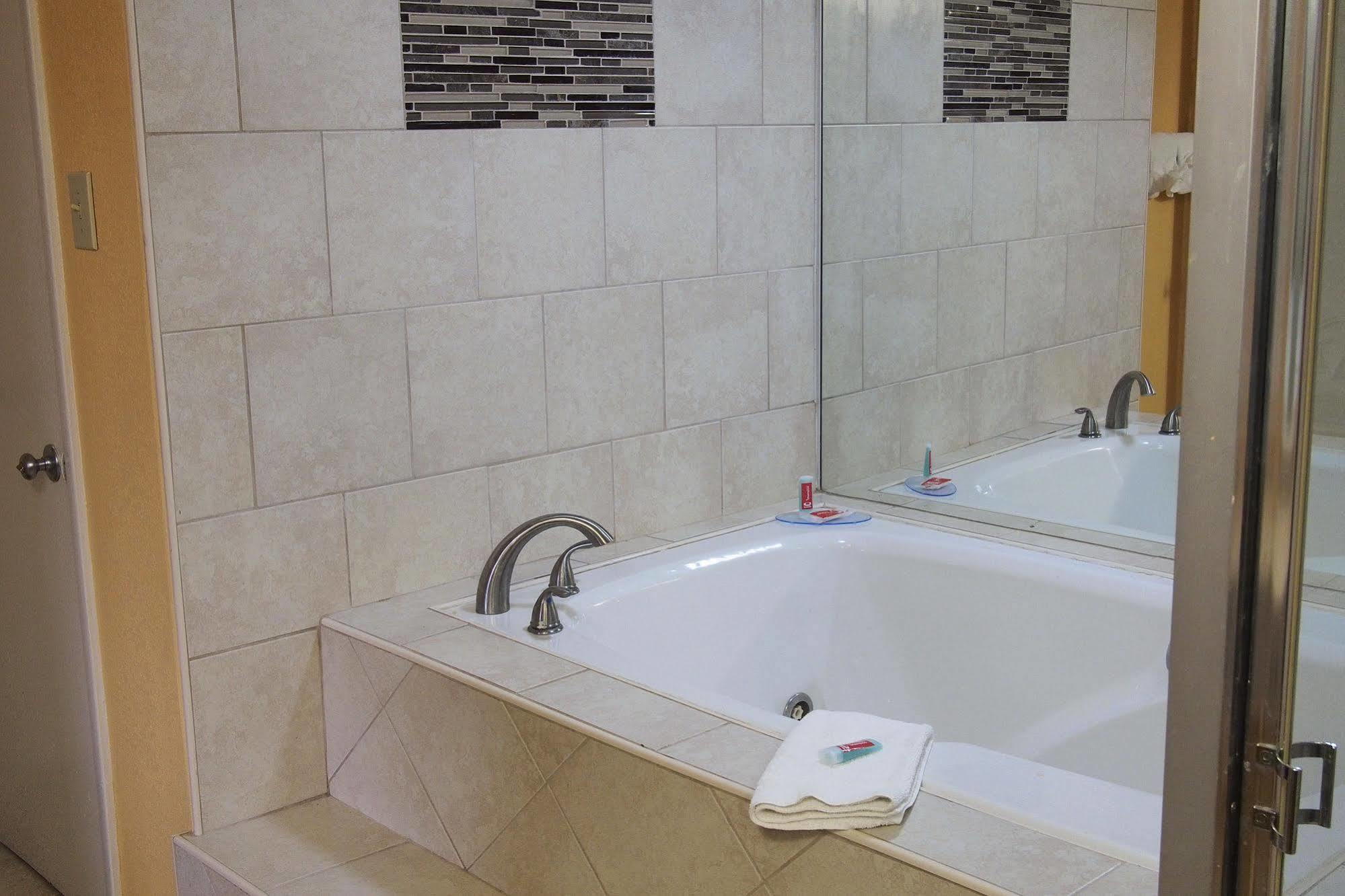 Lodge Econo At Military Circle *