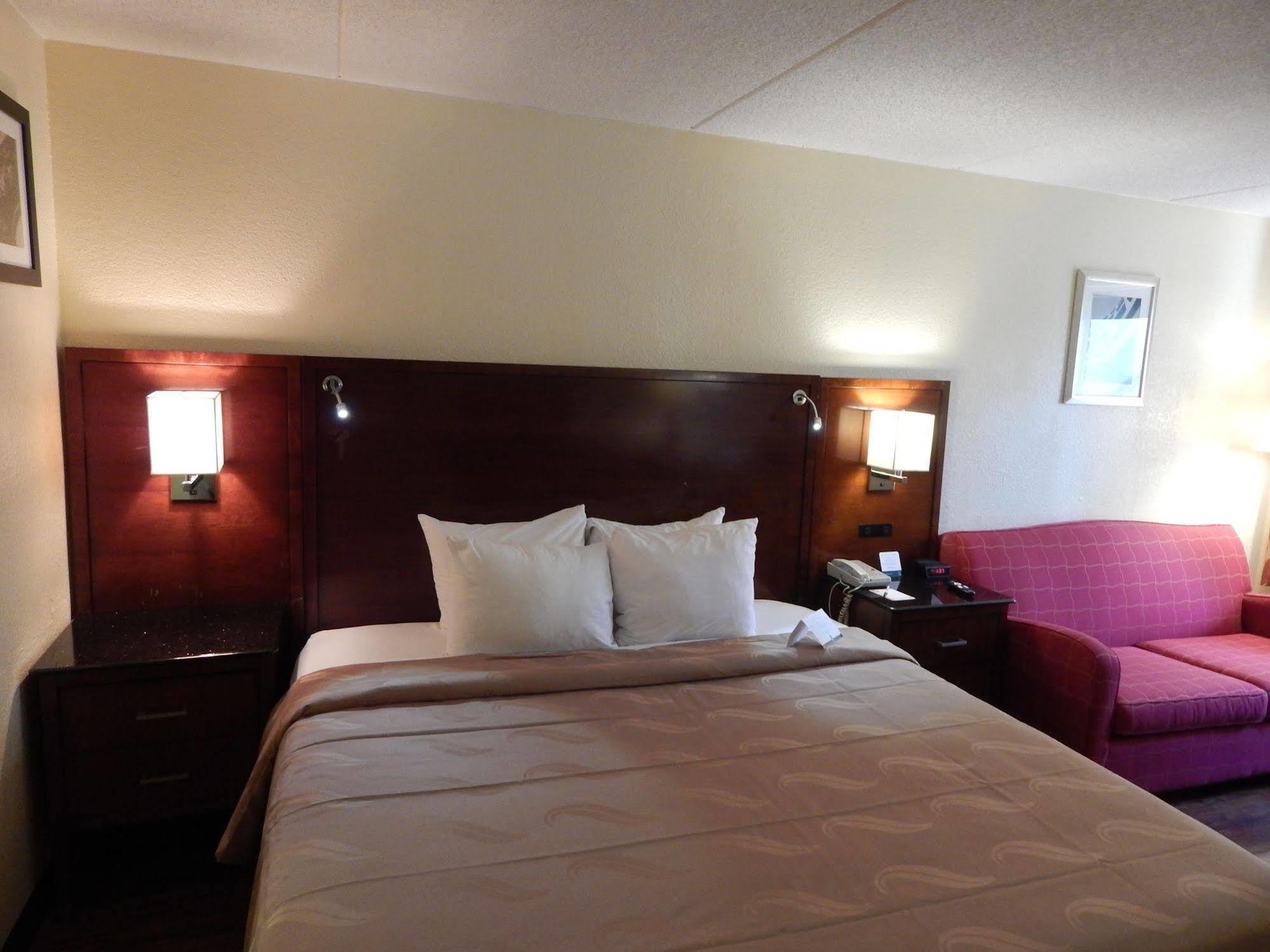 Hotel Econo Naval Station 2*