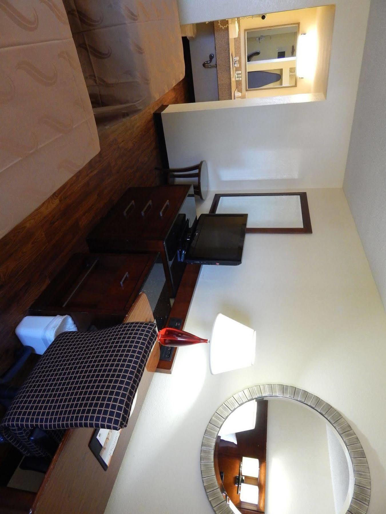 Econo Naval Station Hotel 2*