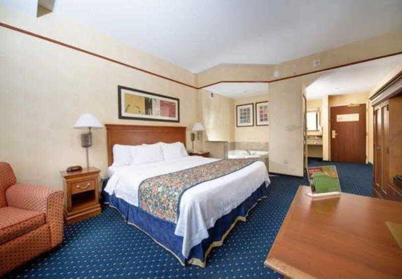 Courtyard By Marriott Downtown Hotel