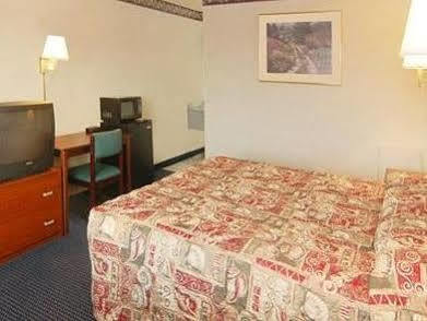 Hotel Econo Airport 2*
