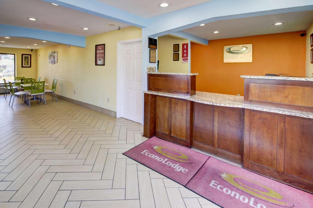 Lodge Econo At Military Circle