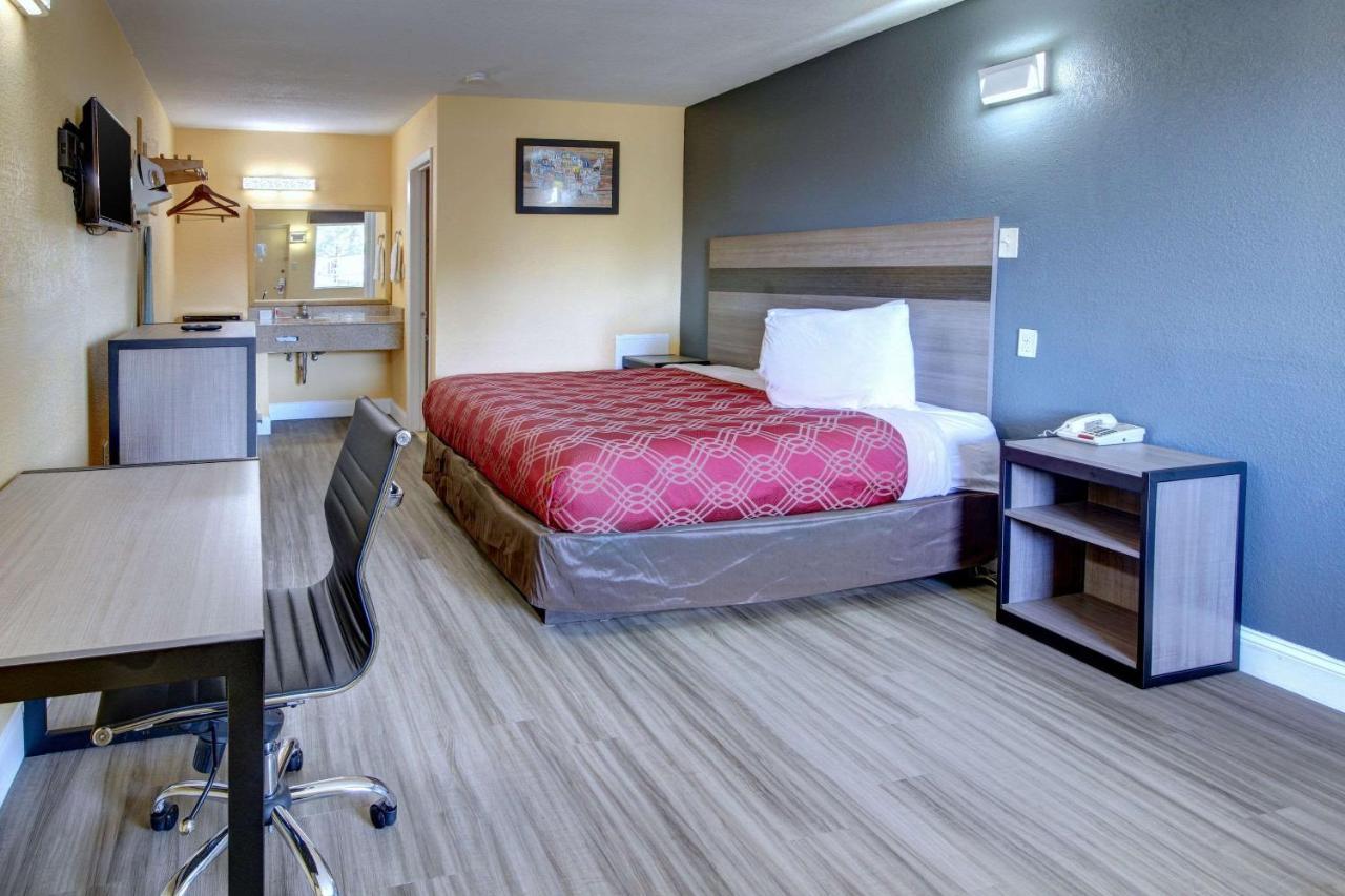 Lodge Econo At Military Circle