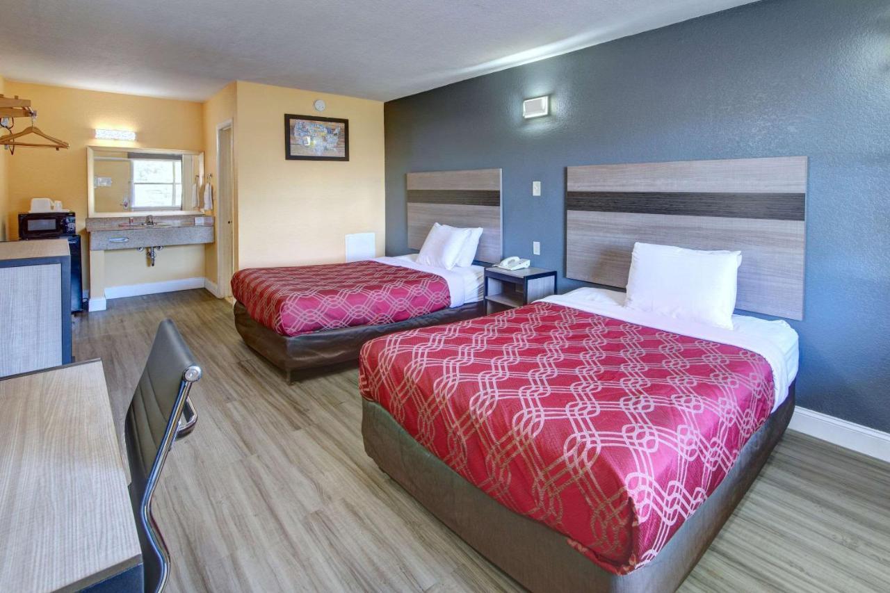 Econo At Military Circle Lodge *