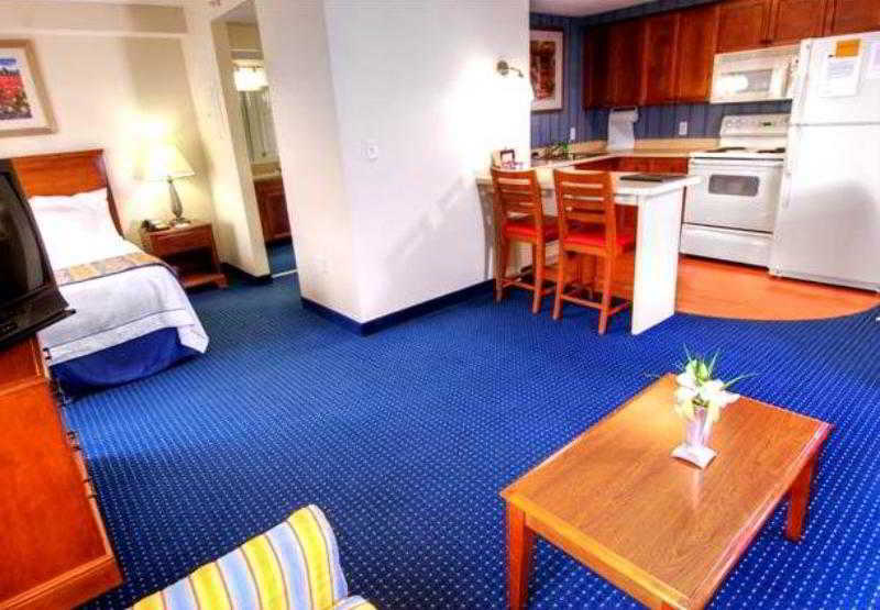 By Marriott Airport Hotel Norfolk