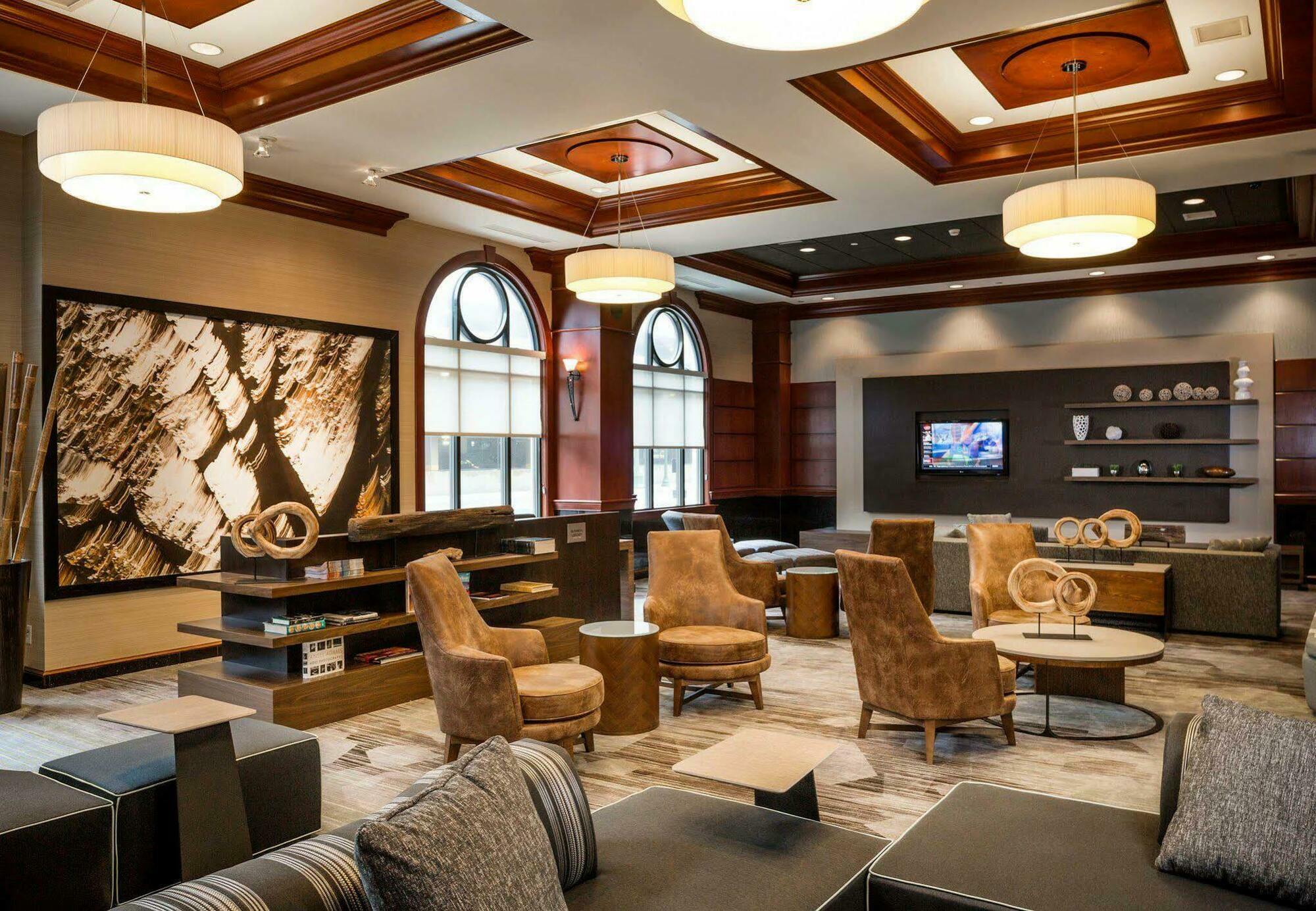 Courtyard By Marriott Downtown Hotel