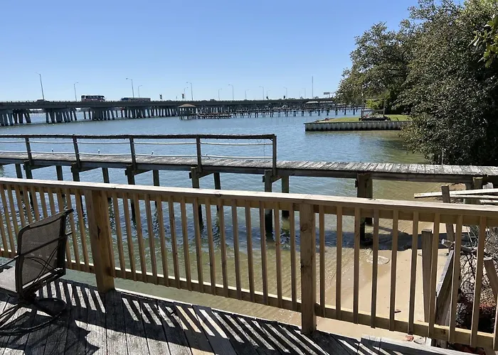 The Boat House - Water Front, Wifi, Pet Friendly Home