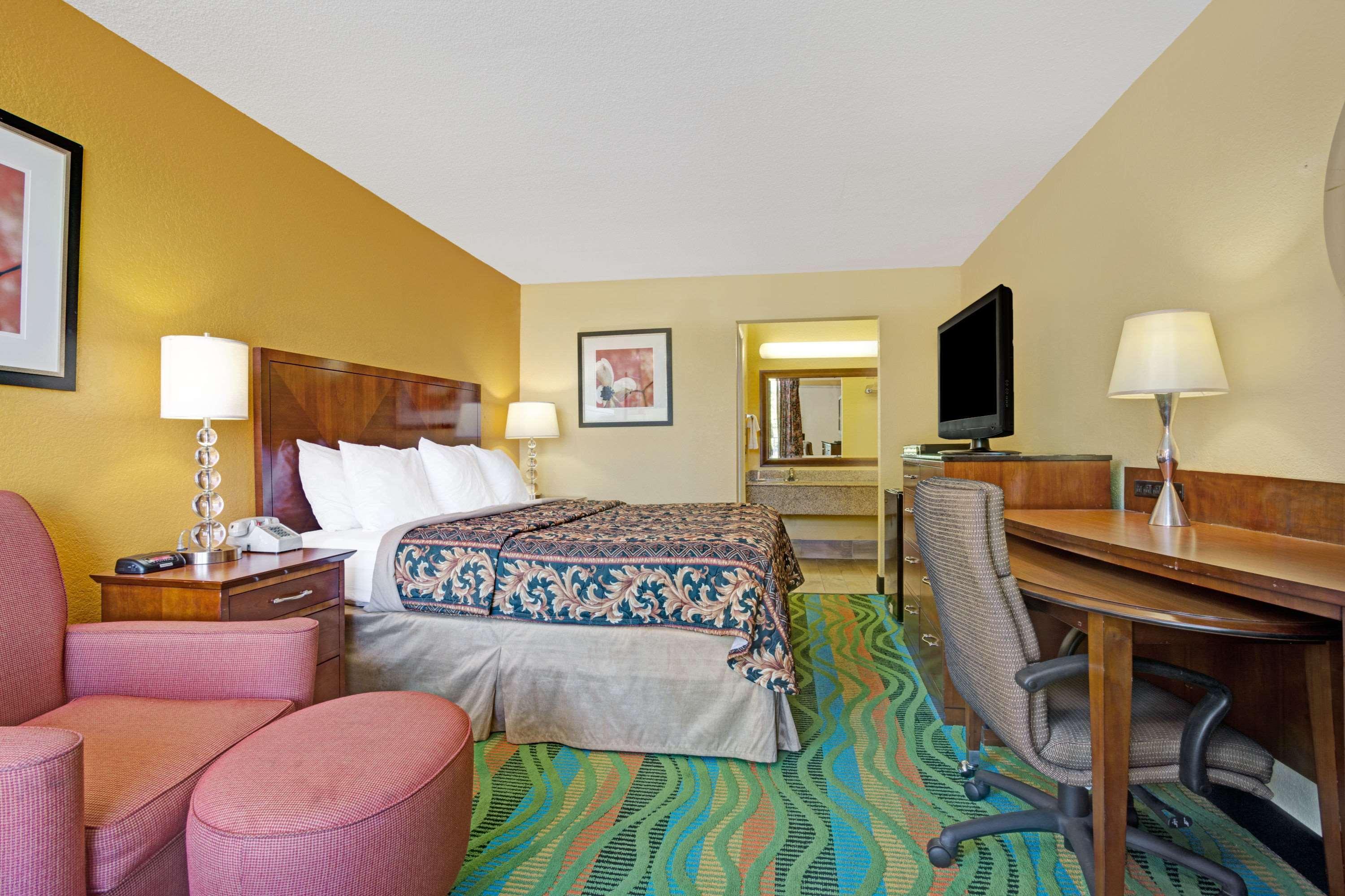 Hotel Days By Wyndham Military Circle