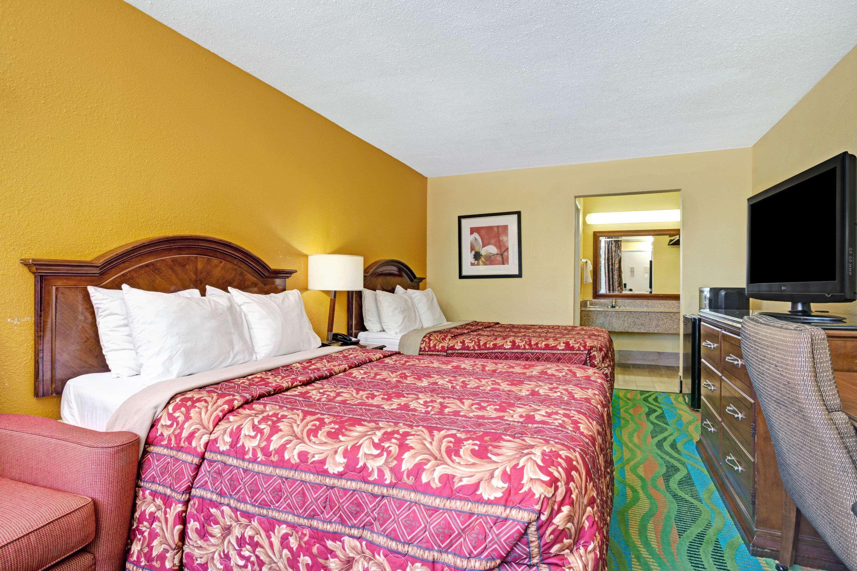 Hotel Days By Wyndham Military Circle 2*