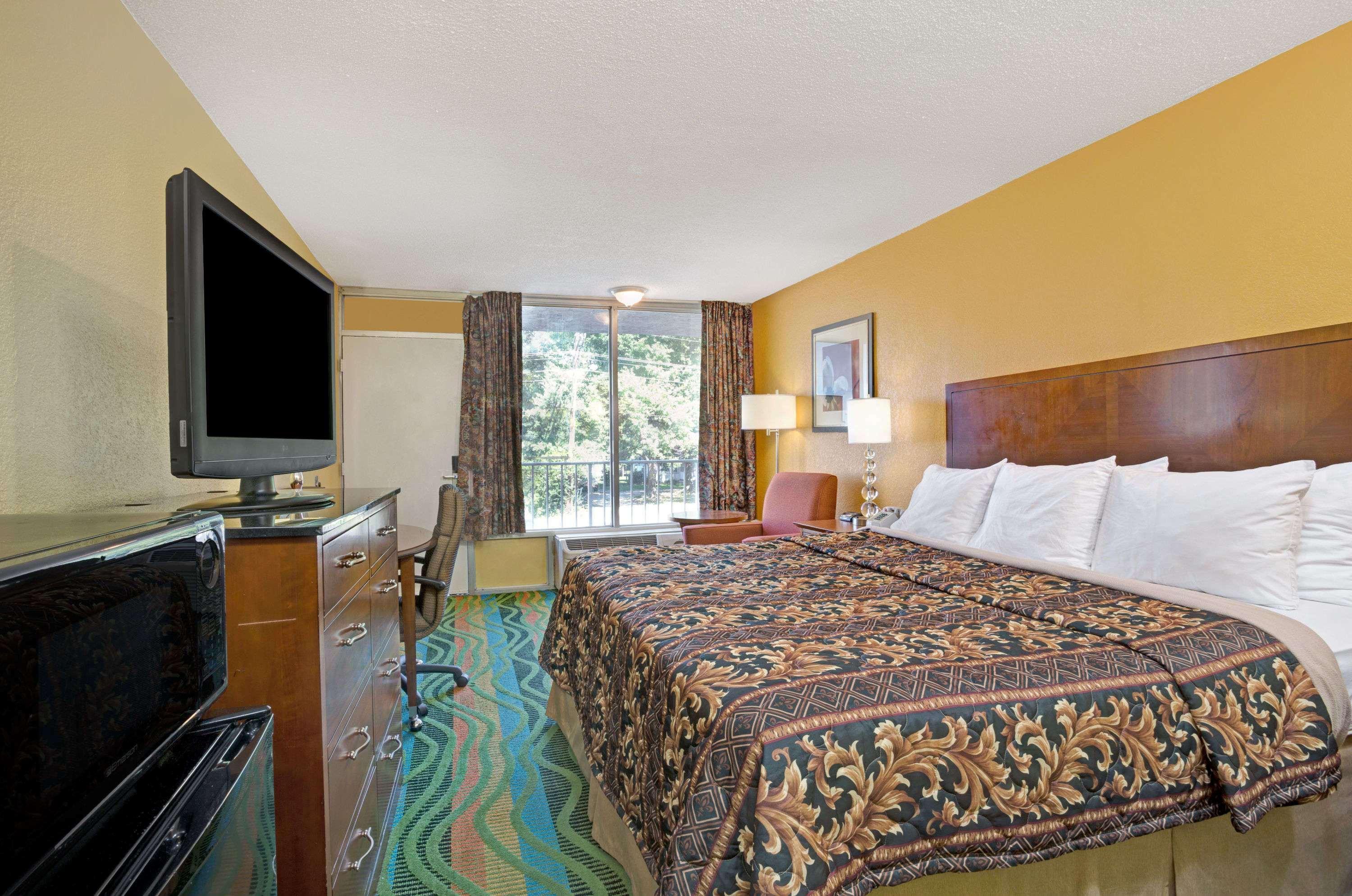 Hotel Days By Wyndham Military Circle