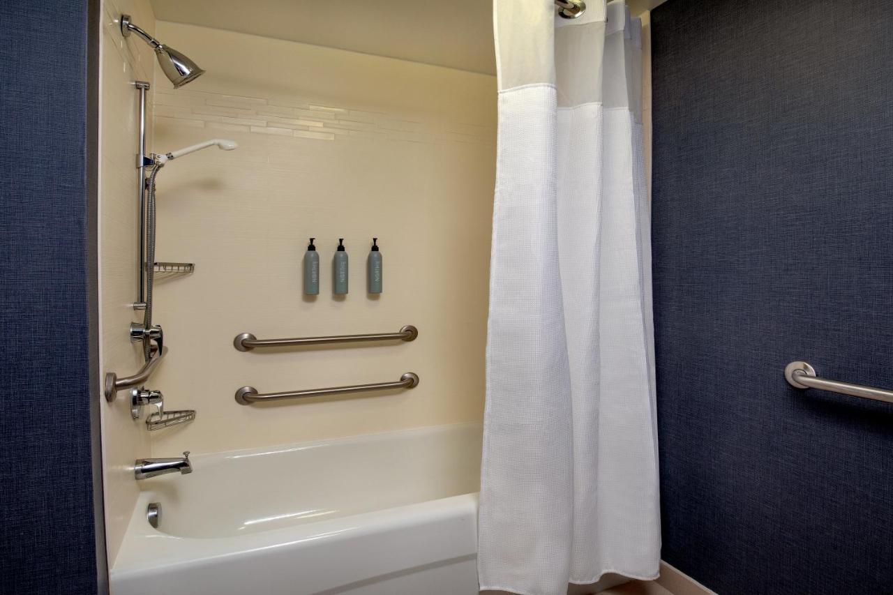 Hotel By Marriott Airport 3*