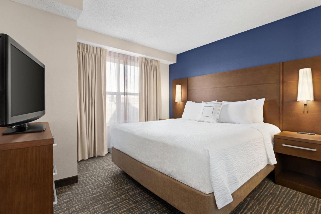By Marriott Airport Hotel