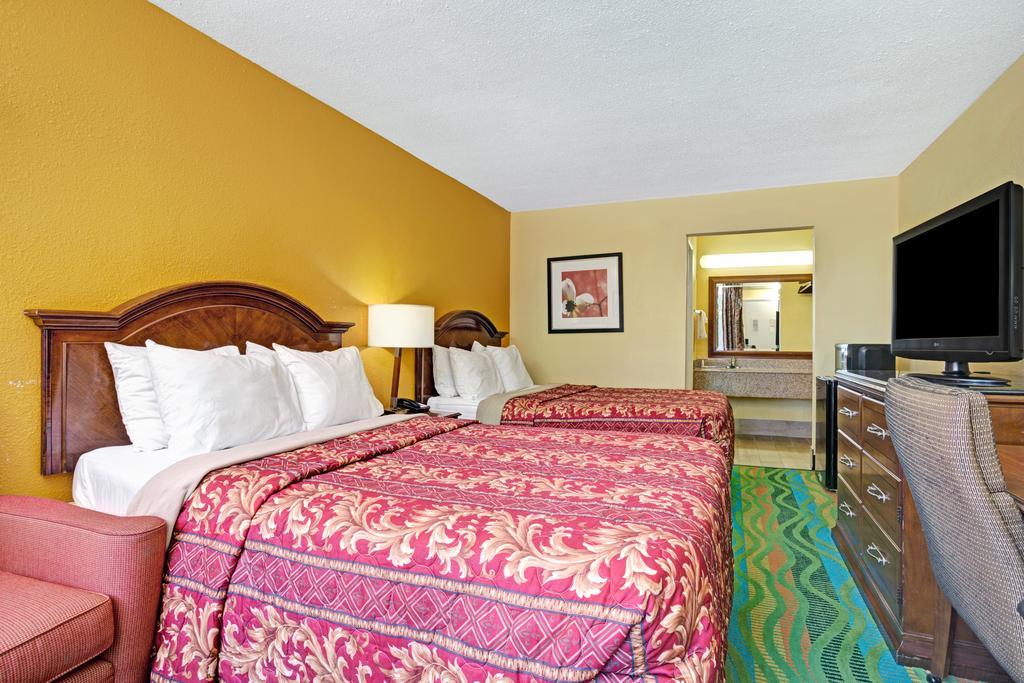 Hotel Days By Wyndham Military Circle
