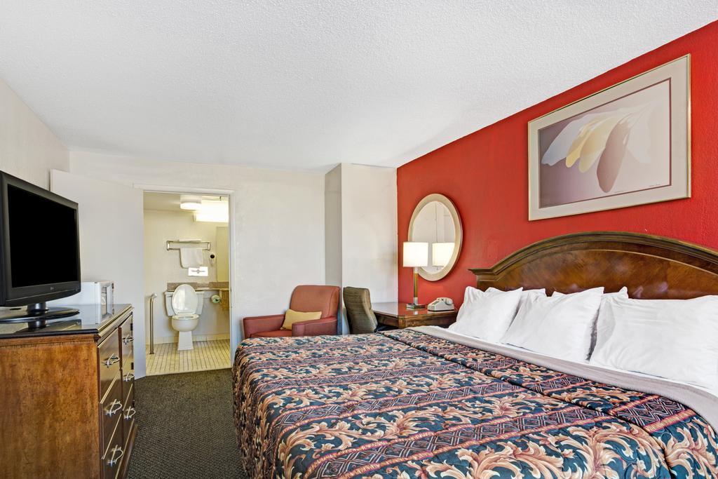Hotel Days By Wyndham Military Circle 2*