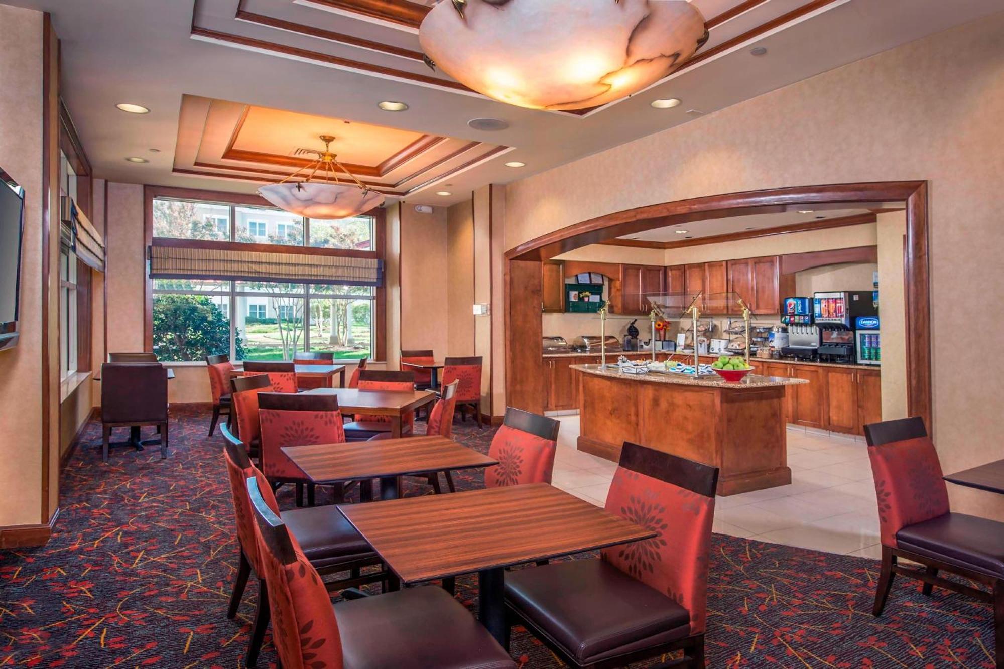 Hotel By Marriott Airport 3*