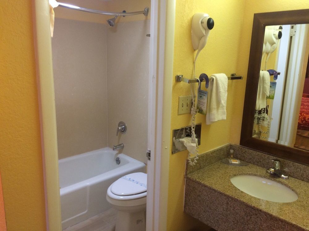 Hotel Days By Wyndham Military Circle