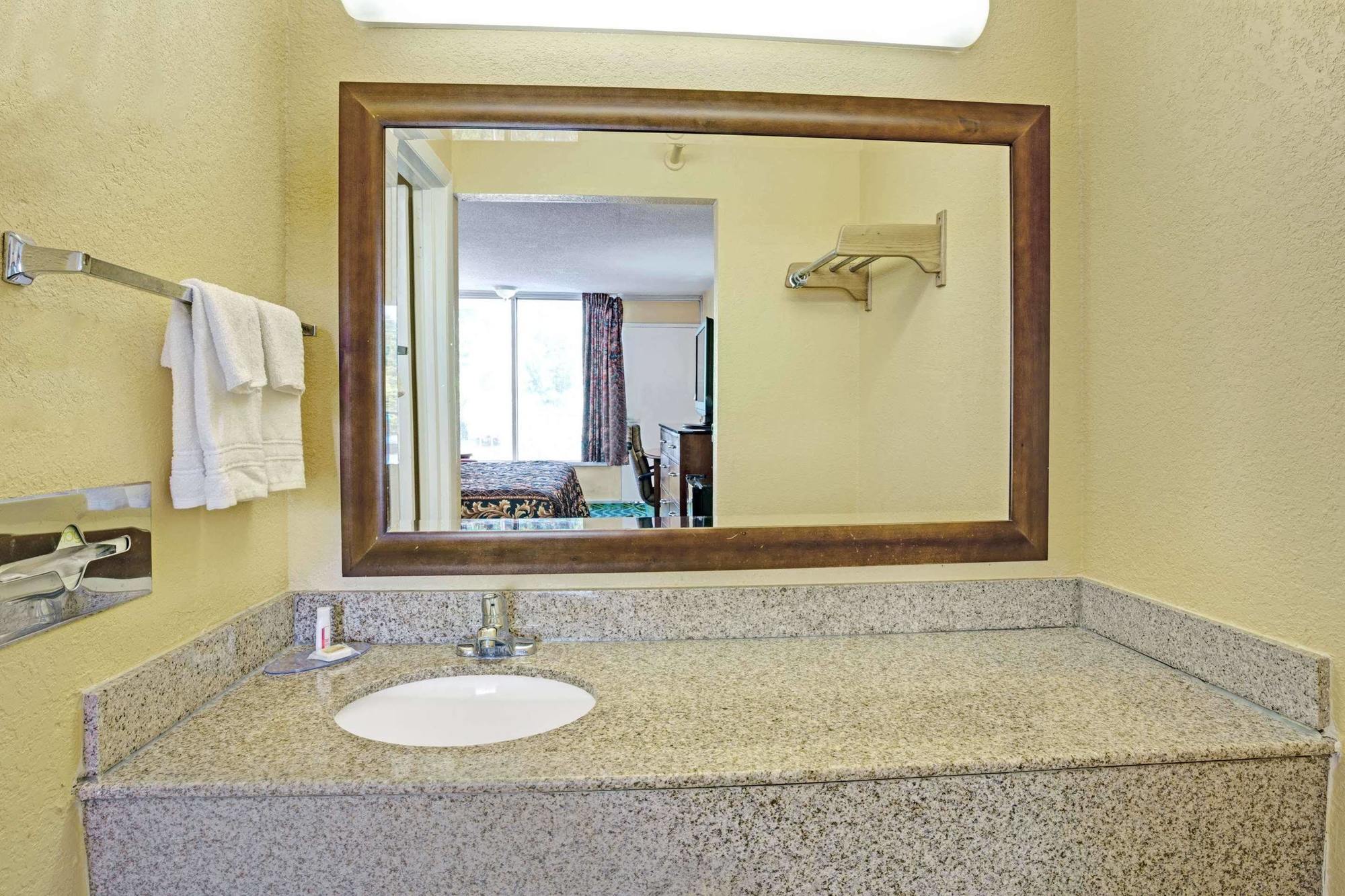 Days By Wyndham Military Circle Hotel Norfolk